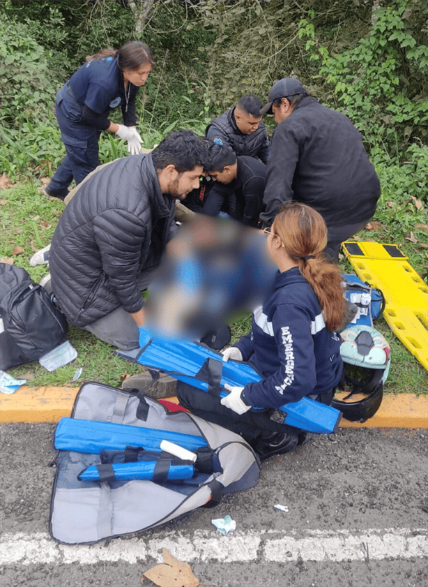 Paramédico sufre brutal accidente de moto en Xalapa y termina hospitalizado