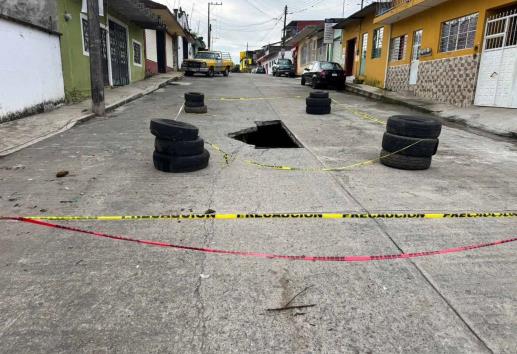 Calles olvidadas y socavón peligroso ponen en riesgo a población en Tlapacoyan