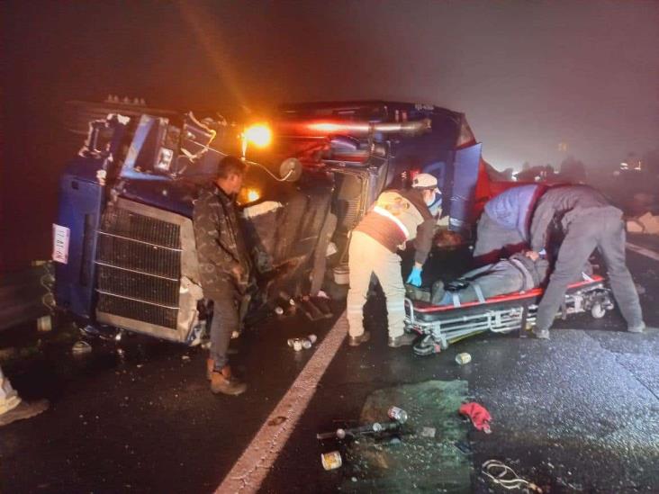 Caos en autopista Xalapa-Perote, tráiler con chile enlatado vuelca y desata rapiña