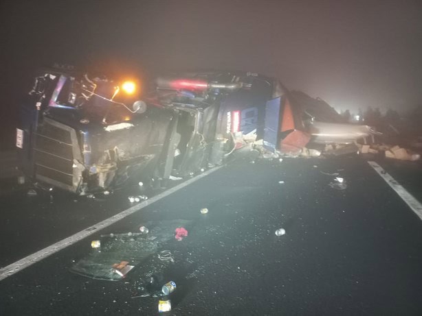 Caos en autopista Xalapa-Perote, tráiler con chile enlatado vuelca y desata rapiña