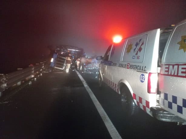 Caos en autopista Xalapa-Perote, tráiler con chile enlatado vuelca y desata rapiña