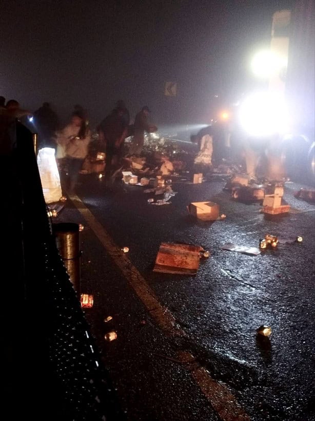 Caos en autopista Xalapa-Perote, tráiler con chile enlatado vuelca y desata rapiña