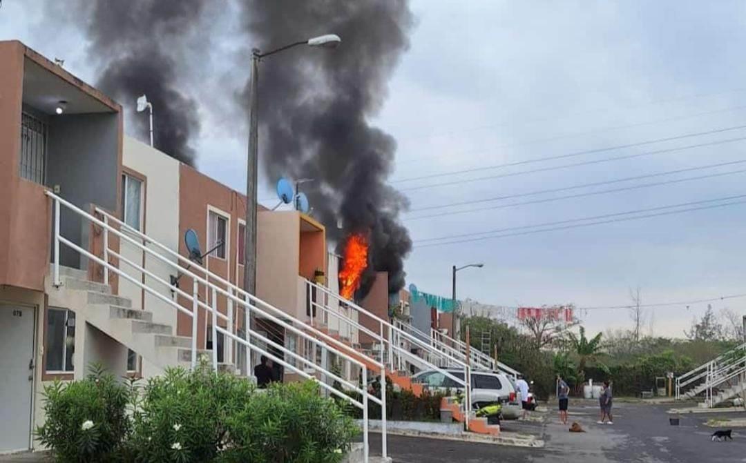 Se incendia vivienda en fraccionamiento Paseo Las Palmas, en Veracruz