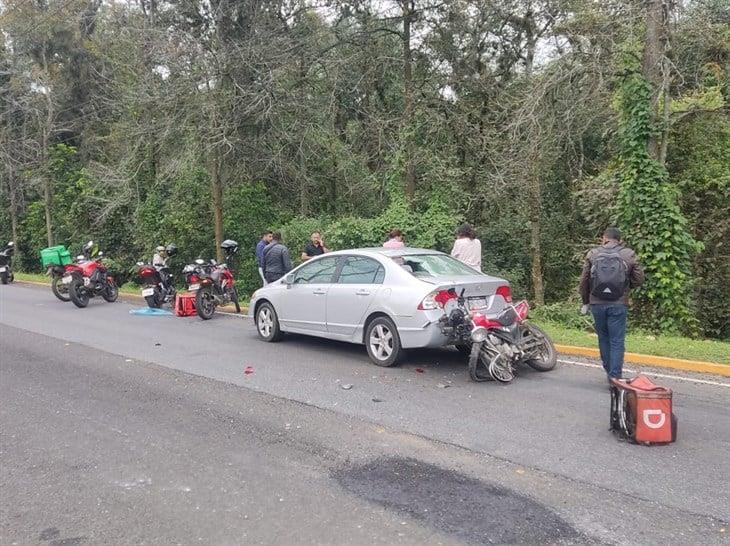 Paramédico sufre brutal accidente de moto en Xalapa y termina hospitalizado