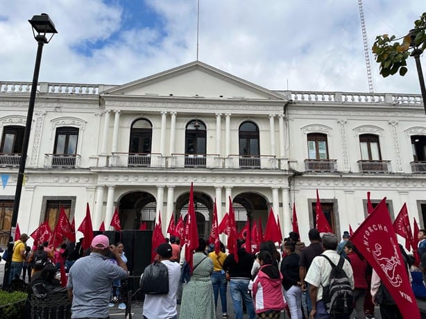 Antorchistas protestan en Ayuntamiento de Coatepec, ¿por qué motivo?