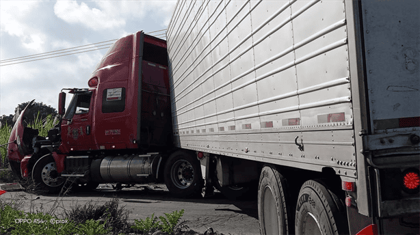 Se registra choque en la carretera federal Córdoba-Veracruz; dos tráileres se dan encontronazo