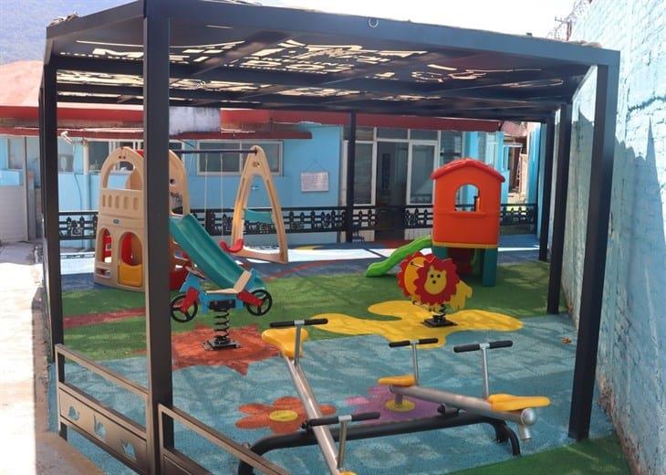 Entregan nuevas áreas de juegos infantiles a preescolares de Ciudad Mendoza