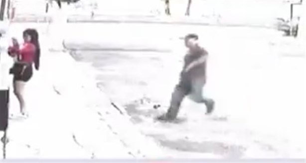 Buscan a hombre que se bajó de su auto para morder a una mujer en la calle |VIDEO