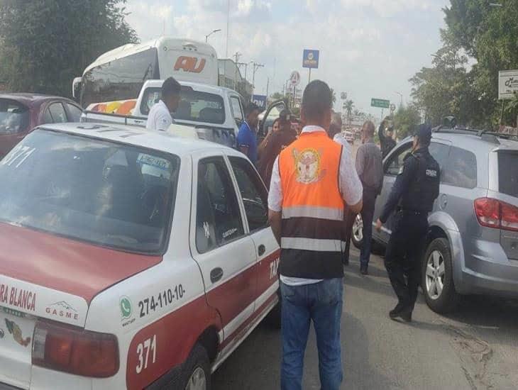 Choca taxi y camioneta en la carretera de Tres Valles a Tierra Blanca