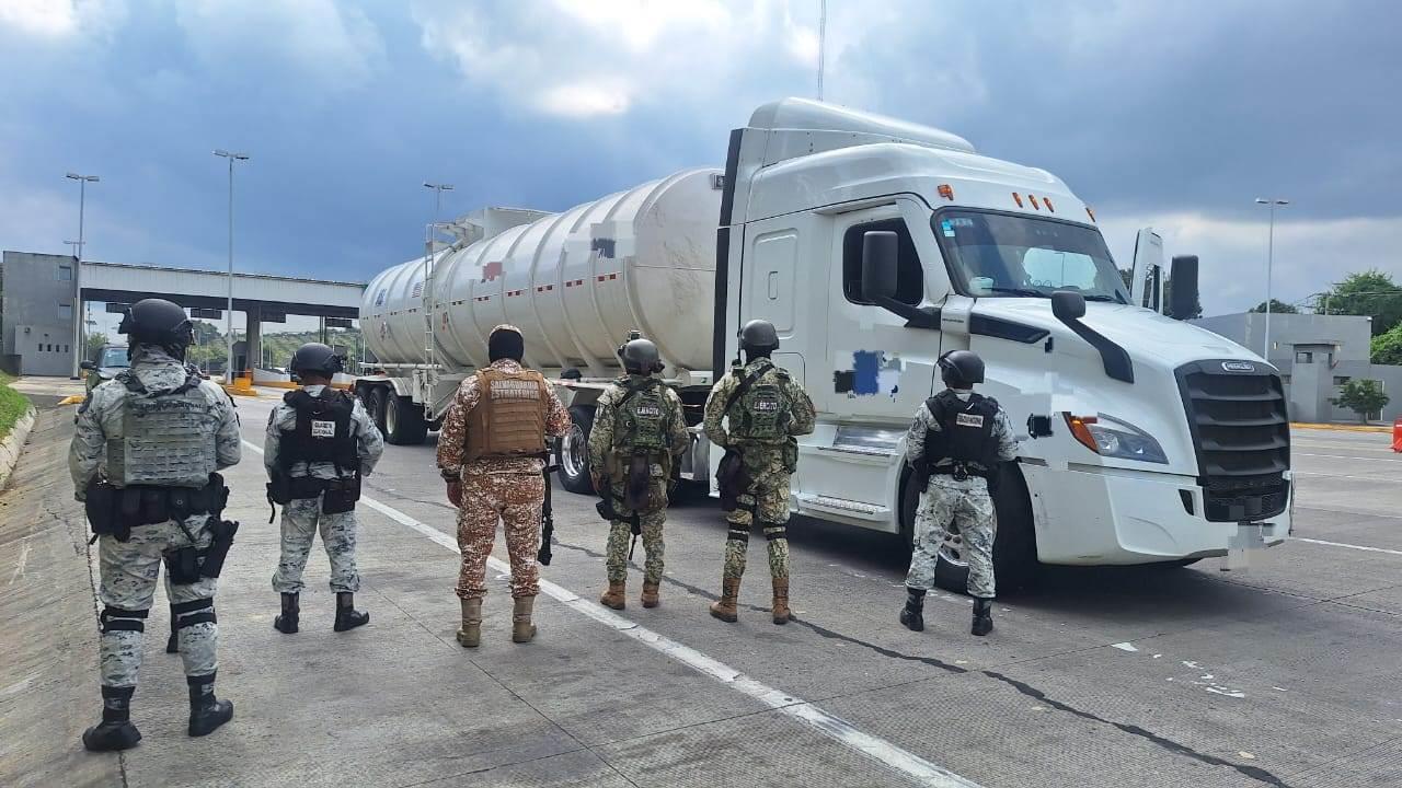 Fuerzas armadas aseguran dos tractocamiones que utilizaban para huachicoleo en Veracruz