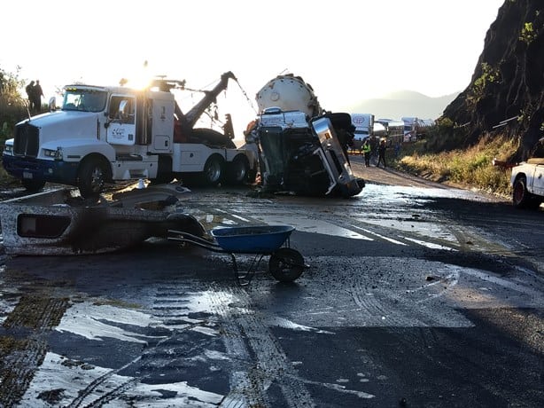 Volcadura de tráiler en Cumbres de Maltrata colapsa autopista 150D Puebla-Orizaba