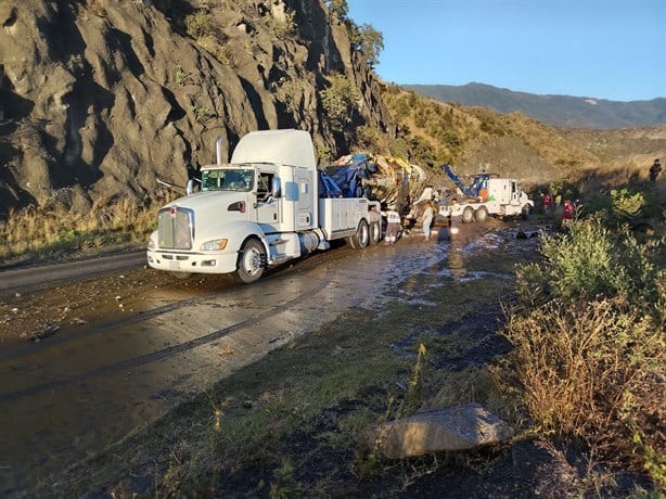 Volcadura de tráiler en Cumbres de Maltrata colapsa autopista 150D Puebla-Orizaba