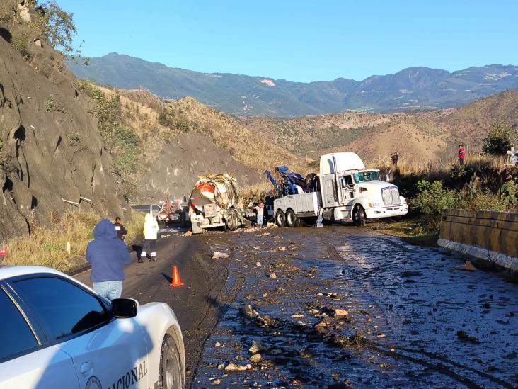 Volcadura de tráiler en Cumbres de Maltrata colapsa autopista 150D Puebla-Orizaba