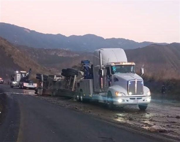 Volcadura de tráiler en Cumbres de Maltrata colapsa autopista 150D Puebla-Orizaba