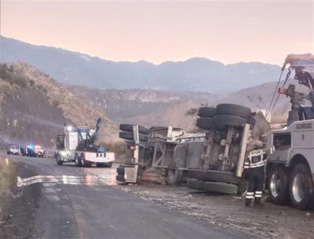 Volcadura de tráiler en Cumbres de Maltrata colapsa autopista 150D Puebla-Orizaba