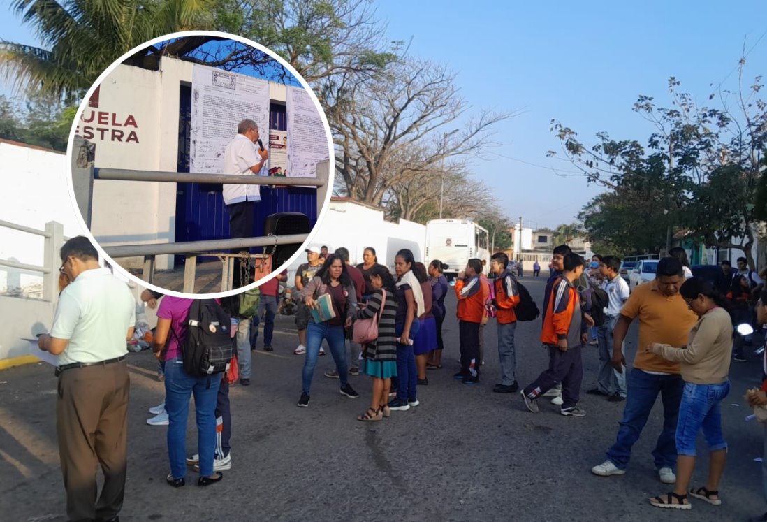 Padres de familia toman secundaria en Veracruz por falta de maestros | VIDEO