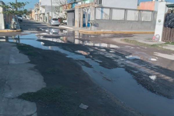 Denuncian calles inundadas y en mal estado en fraccionamiento Villa Rica; vecinos piden solución