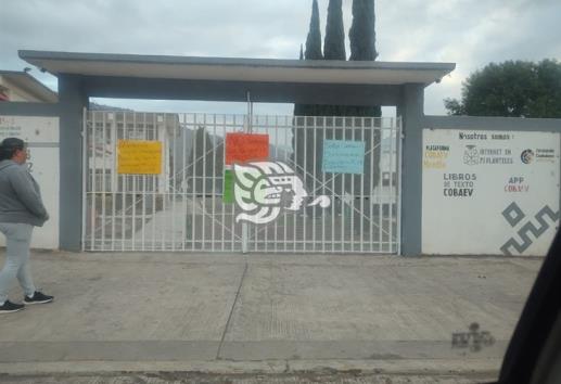 Padres de familia toman instalaciones del Cobaev en Maltrata; esto exigen