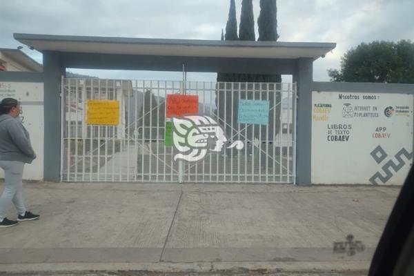 Padres de familia toman instalaciones del Cobaev en Maltrata; esto exigen