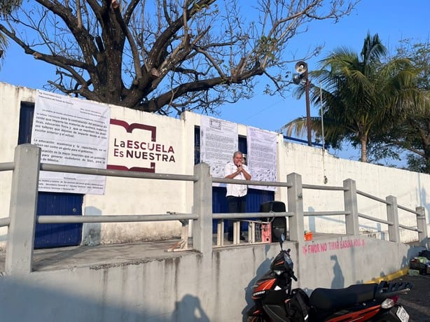 Padres de familia toman secundaria en Veracruz por falta de maestros | VIDEO