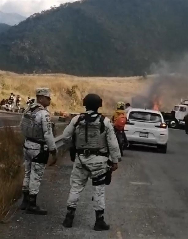 Cierre total en autopista Orizaba-Puebla tras choque e incendio de camiones de carga