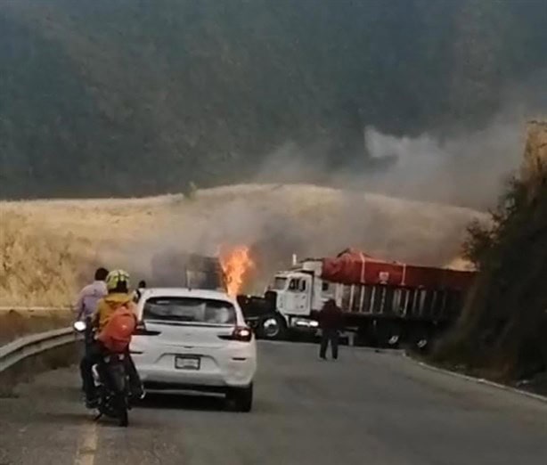 Cierre total en autopista Orizaba-Puebla tras choque e incendio de camiones de carga