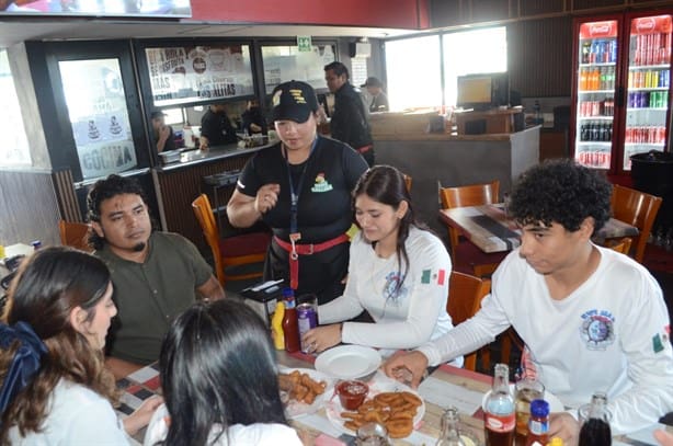 Restaurante festeja a alumnos del CETMAR y reconoce el talento de los veracruzanos