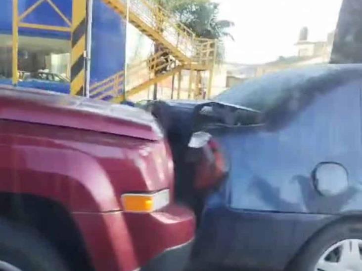 Caos en Xalapa: cuatro autos colisionan en el puente Herberto Castillo