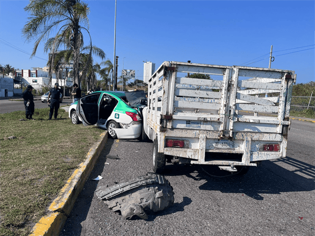 Se registra aparatoso accidente entre taxi y camioneta en la Riviera Veracruzana