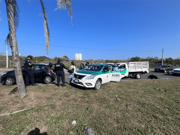 Se registra aparatoso accidente entre taxi y camioneta en la Riviera Veracruzana