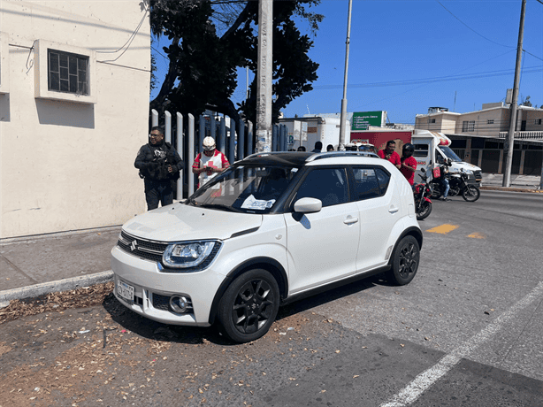 Muere hombre dentro de su auto afuera del IMSS de Díaz Mirón en Veracruz | VIDEO