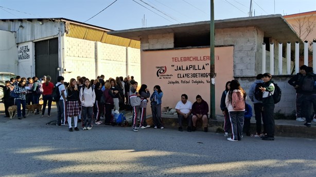 Toman escuela en Jalapilla para exigir remoción de maestra conflictiva