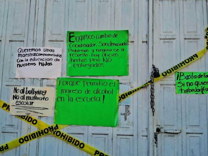 Toman escuela en Jalapilla para exigir remoción de maestra conflictiva