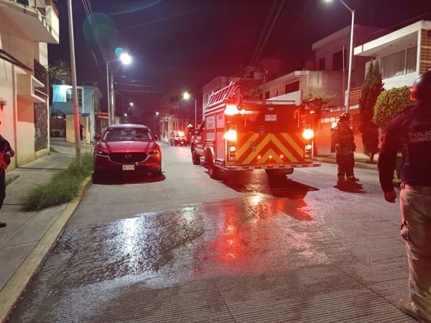 Misterioso incendio consume un vehículo en colonia de Xalapa