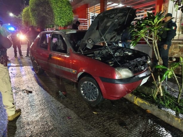 Misterioso incendio consume un vehículo en colonia de Xalapa