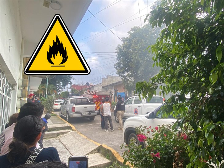 Voraz incendio consume una vivienda en El Dique, Xalapa