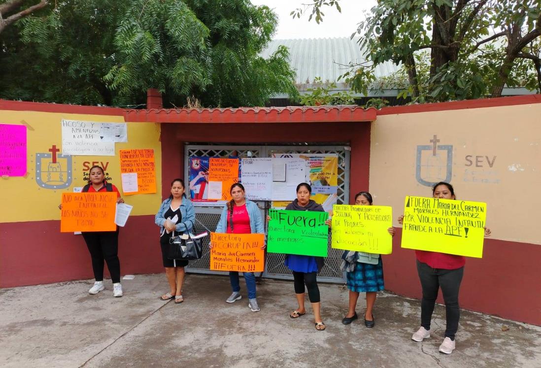 Padres se manifiestan en primaria de Cardel; acusan a directora por presunto acoso a los niños