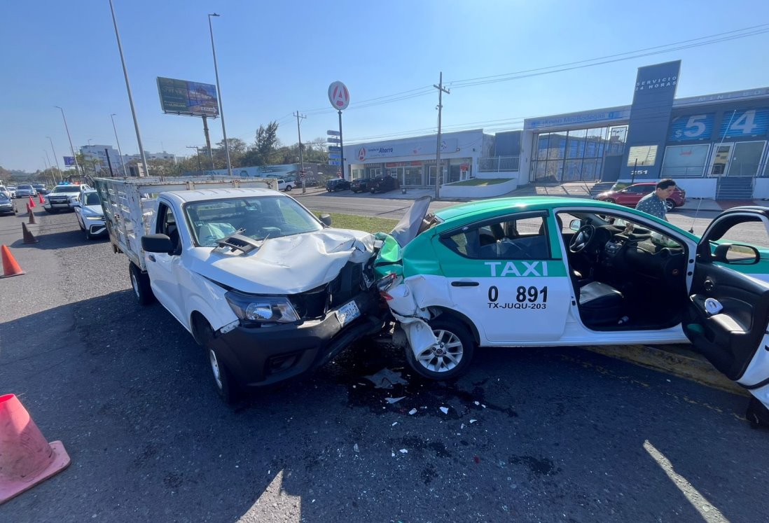 Se registra aparatoso accidente entre taxi y camioneta en la Riviera Veracruzana