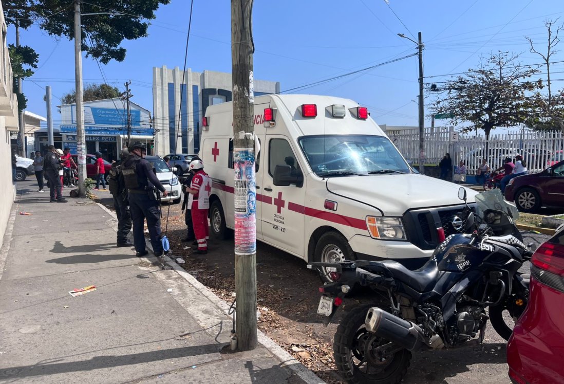 Muere hombre dentro de su auto afuera del IMSS de Díaz Mirón en Veracruz | VIDEO