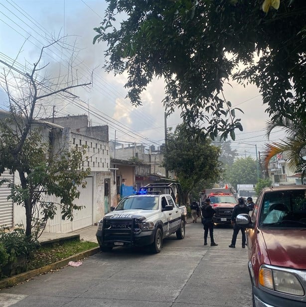 Voraz incendio consume una vivienda en El Dique, Xalapa