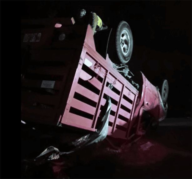 Once heridos tras volcadura de camioneta en libramiento de Coatepec