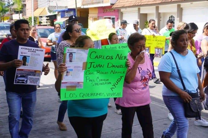 Marchan en Paso del Macho por desaparición de secretario Carlos Neri y su hermano