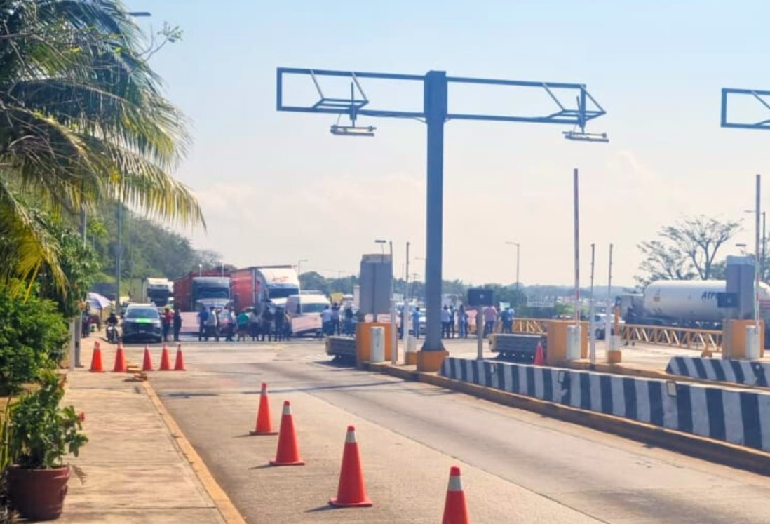 Familiares de desaparecidos bloquean carril de la caseta de La Antigua, Veracruz