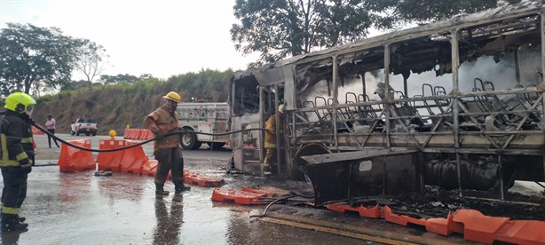 Se incendia autobús sobre la autopista Veracruz-Córdoba (+VIDEO)