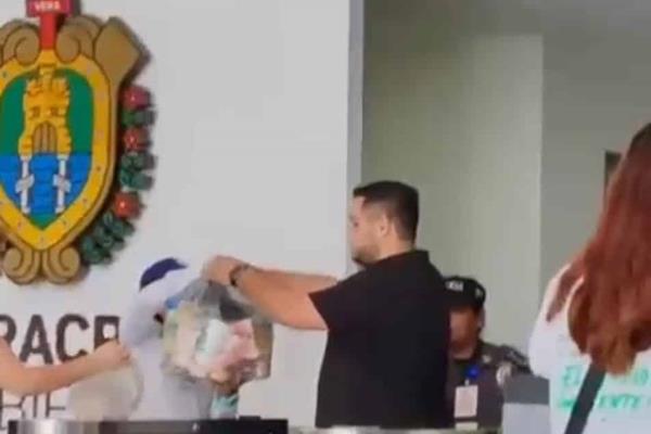 Corren a trabajadores de PMA; les entregan sus pertenencias en cajas y bolsas de plástico (+Video)