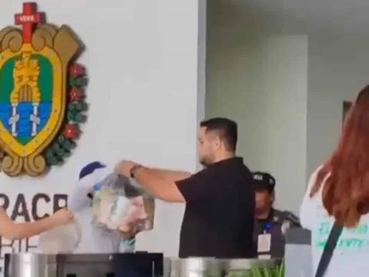 Corren a trabajadores de PMA; les entregan sus pertenencias en cajas y bolsas de plástico (+Video)