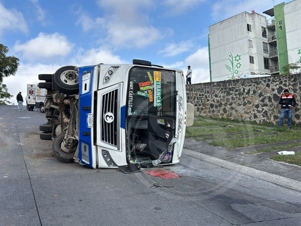 Xalapa: Vuelca autobús en avenida principal de Pradera; siete personas heridas (+Video)