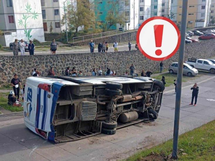 Xalapa: Vuelca autobús en avenida principal de Pradera; siete personas heridas (+Video)