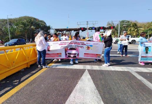 Familiares de desaparecidos bloquean carril de la caseta de La Antigua, Veracruz
