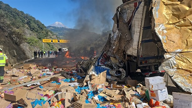 Fatal accidente en la Puebla-Orizaba; trailero muere calcinado